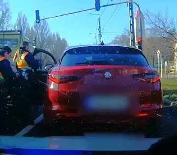 Autos uldozes kerekedett egy egyszeru szabalytalansagbol Bekescsaban ime a video 360x315