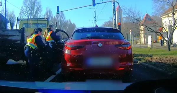 Autos uldozes kerekedett egy egyszeru szabalytalansagbol Bekescsaban ime a video