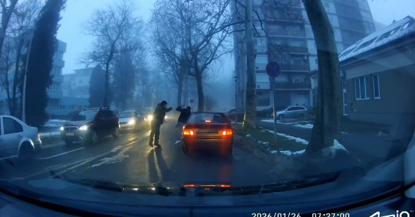 Az ut kozepen verekedtek az egyik ferfi nekiesett egy Bmw nek