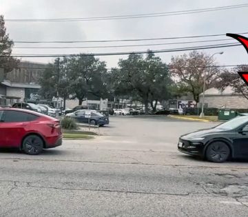 Egy fekete auto kovet ha beszallsz a robotaxiba 360x315