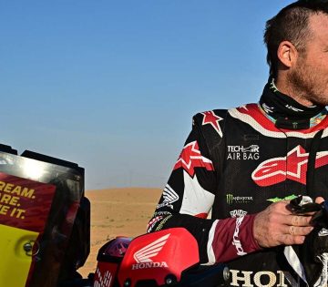 Ellenfelenek segitett egy motoros a Dakaron 360x315