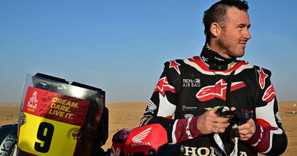 Ellenfelenek segitett egy motoros a Dakaron
