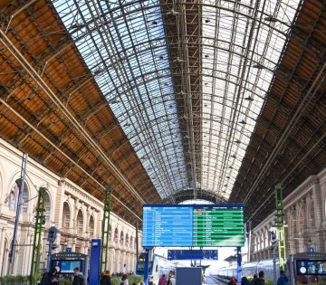 Hetfon kezdik epiteni az akadalymentes peront a Keleti palyaudvaron modosul a dunantuli vonalak menetrendje 360x315