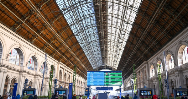 Hetfon kezdik epiteni az akadalymentes peront a Keleti palyaudvaron modosul a dunantuli vonalak menetrendje