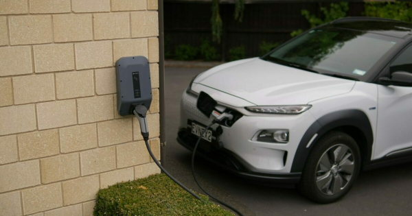 Kozel 45 kal nott az elektromos autok iranti erdeklodes – stabil kinalat mellett elenkult a hasznaltauto piac 2025 ben