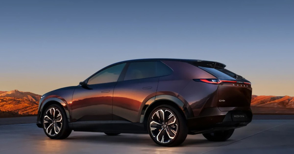 Lila vagy fekete Mutatjuk a Mazda uj szinvaltos autojat