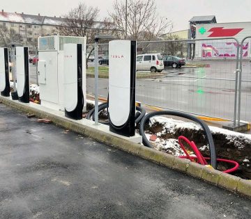 Megerkeztek az oszlopok Szeged masodik Tesla Supercharger toltoallomasara 360x315