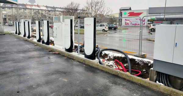 Megerkeztek az oszlopok Szeged masodik Tesla Supercharger toltoallomasara