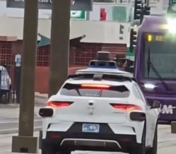 Menekult az utas a sinekre hajto robottaxibol 360x315