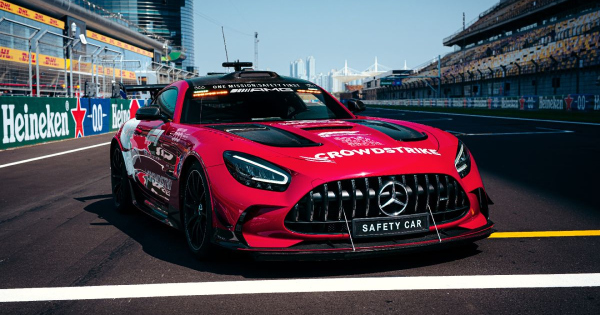 Merfoldkohoz er Melbourne ben a Forma 1 biztonsagi autojanak vezetoje