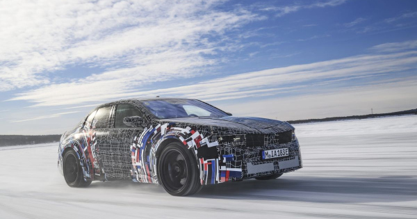 Negy motorral es hatalmas akkuval jonnek a BMW M villanyautoi