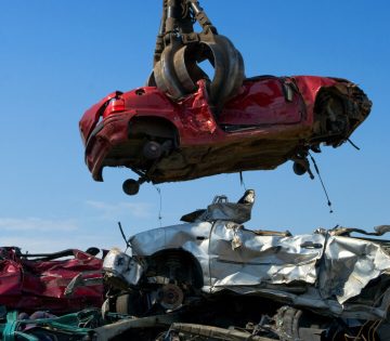 Autoval egyutt zuztak ossze egy ferfit a roncstelepen 360x315