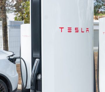 Epul a 14  magyar Tesla Supercharger 360x315
