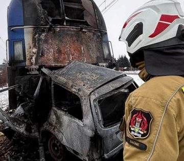Ket vonat is letarolta az atjaroban rekedt autot 360x315
