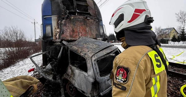 Ket vonat is letarolta az atjaroban rekedt autot