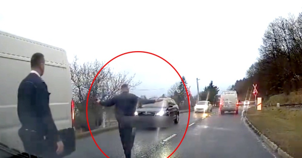 Kikeszultek a rendorok egy vasuti atjaronal