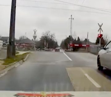 Nahat meg a vasuti atjaronal a tilos jelzes ellenere sem allt meg a rendorok elol menekulo autos 360x315