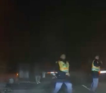 Videon ahogy letarolja a vonat a sineken rekedt autot Isaszegnel 360x315