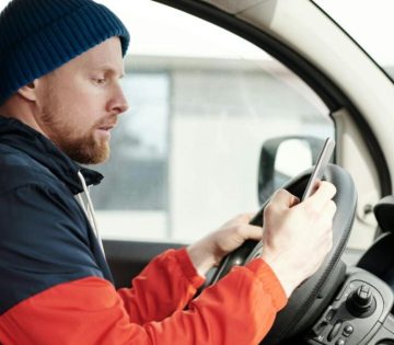 14 metert megy az autod a varosban mikozben egy masodpercre a mobilodra nezel 360x315