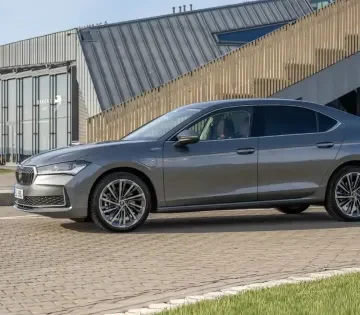 272 loeros hibrid megerkezett az uj Skoda Superb csucsmodell 360x315