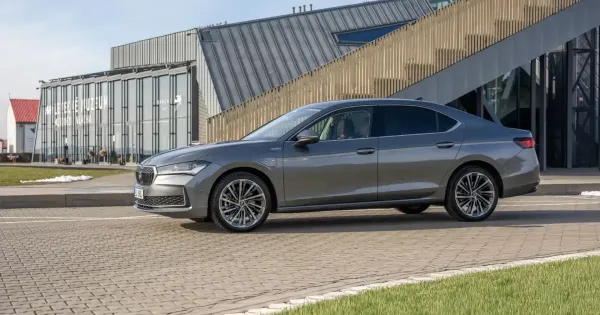 272 loeros hibrid megerkezett az uj Skoda Superb csucsmodell