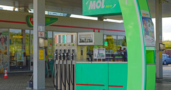 Itt a bejelentes atmeneti korlatozasokrol dontott a Mol benzinkutak is bezarnak erre fel kell keszulni