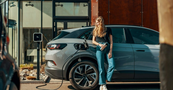 Reflektorfenybe kerulhetnek az elektromos autok – a 10 alatti kamatok is segithetik a valtast