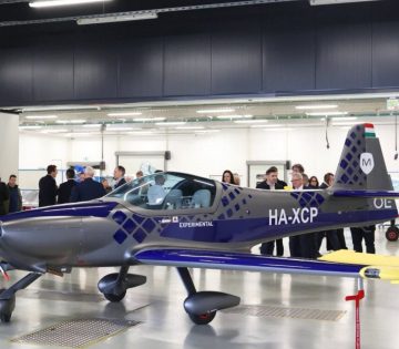 Atadtak az egyetem elso magyar fejlesztesu Magnus Fusion 212 repulogepet 360x315