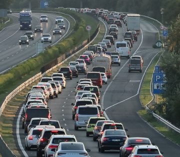 Dugoban araszolnak az autok az M7 es autopalyan a Balaton fele mar csutortokon megindult a pihenni vagyok tomege 360x315