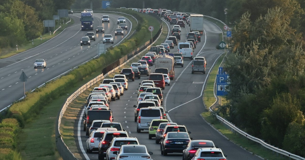 Dugoban araszolnak az autok az M7 es autopalyan a Balaton fele mar csutortokon megindult a pihenni vagyok tomege