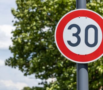 Hidegzuhany az autosoknak 30 kmh ra csokkentik a sebesseghatart rengeteg uton ezt nagyon nem eri meg benezni 360x315