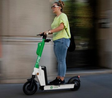 Iranyjelzokkel kell felszerelni az elektromos rollereket Ausztriaban 360x315