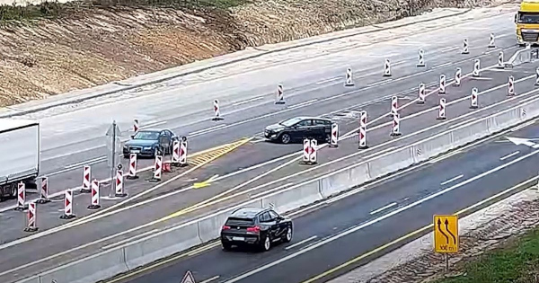 Kifogott egy autoson az M1 es uj terelese de aztan megoldotta okosba