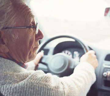 Lassan az autopalyan ugrott a nyugdijas jogsija 360x315