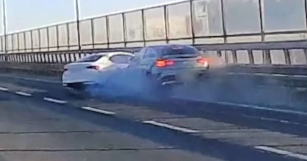 Letarolta a szaguldo Mercedes luxusterepjaro a Skodat az M0 son