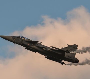 Megerkezett a kecskemeti repulobazisra a ket uj Gripen harcaszati repulogep 1 360x315