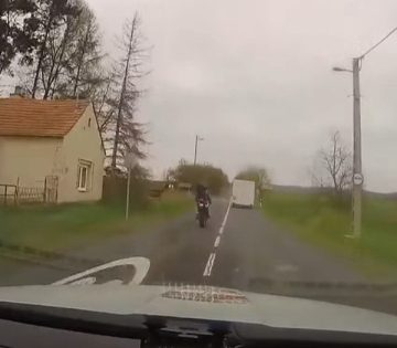 Reszegen menekult a motoros a rendorok elol 360x315