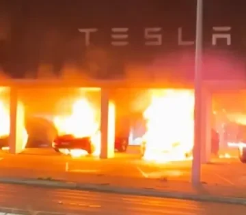 Vandalok okoztak tuzet a Tesla bemutatotermeben 360x315
