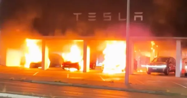 Vandalok okoztak tuzet a Tesla bemutatotermeben