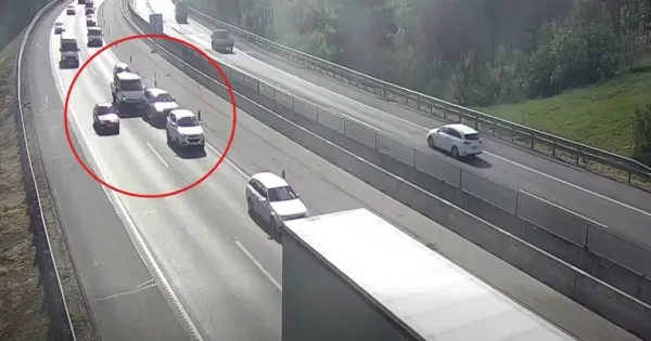 Video savot valtott a kamion meterekkel mogotte 3 auto tort ossze