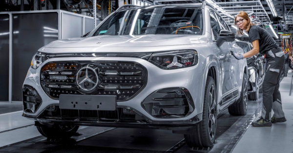 A Mercedes Benz fontolgatja a belepest a vedelmi piacra