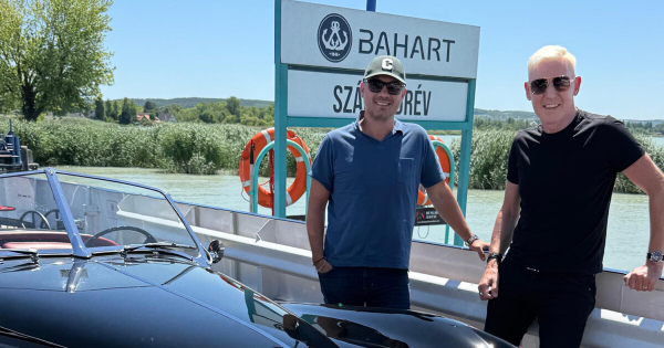 A Scooter frontembere a Balatonnal autokazik