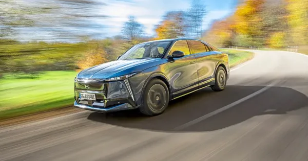 A franciak csucsvillanyautoja 750 kilometeres hatotavot iger a valosag viszont egeszen mas