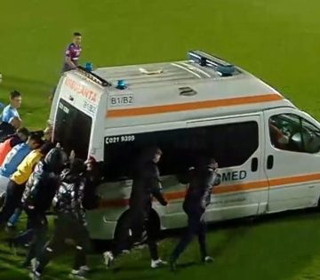 Elakadt mentoautot toltak le a palyarol a focistak a roman meccsen 360x315