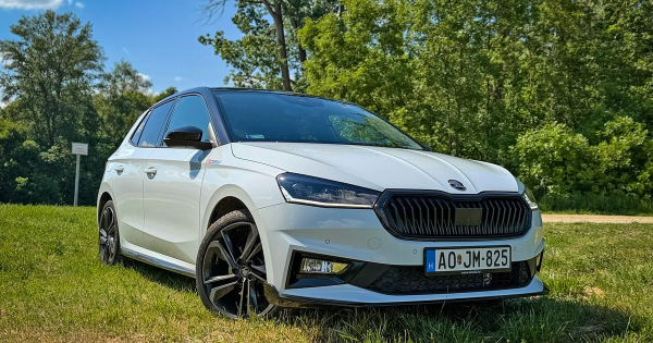 Feher Skoda Fabianak meg nem orultunk ennyire – a 177 loeros jubileumi kiadast teszteltuk