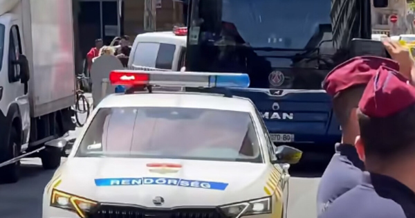 Igy gurult be a busz a BL dontosokkel Budapestre