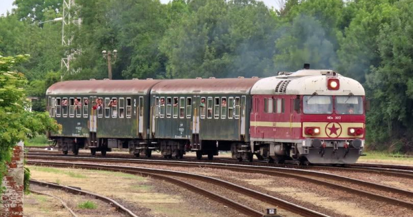 Komediaba fulladt a MAV retro hetvegje