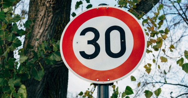Veszelyes gyerekekre hivja fel az autosok figyelmet egy kozlekedesi tabla