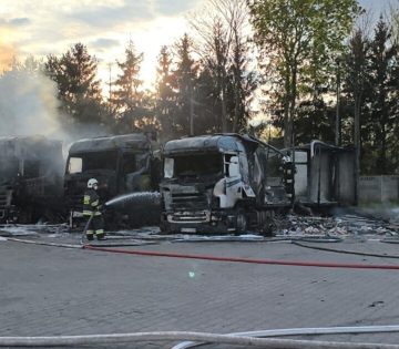 Video faklyakent egtek a kamionok a benzinkut mellett 360x315