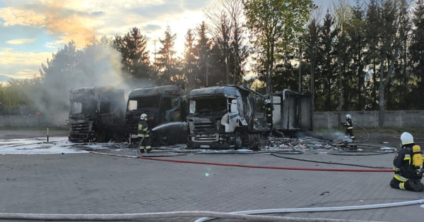 Video faklyakent egtek a kamionok a benzinkut mellett